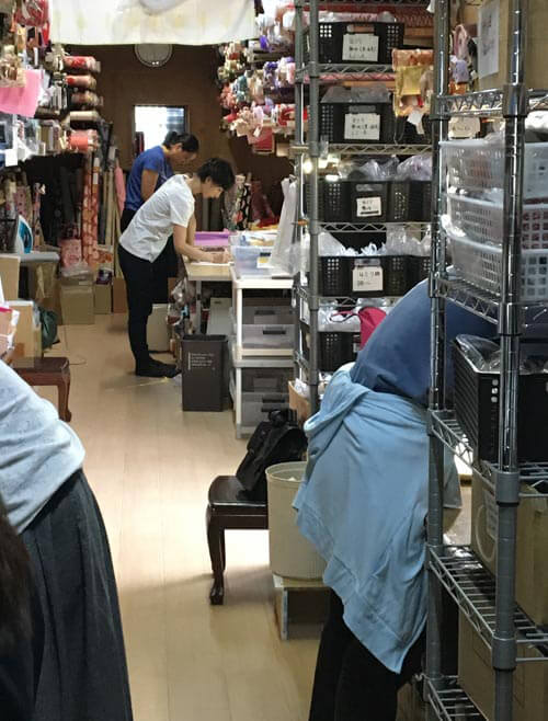 スタッフがこんな風にカットしています