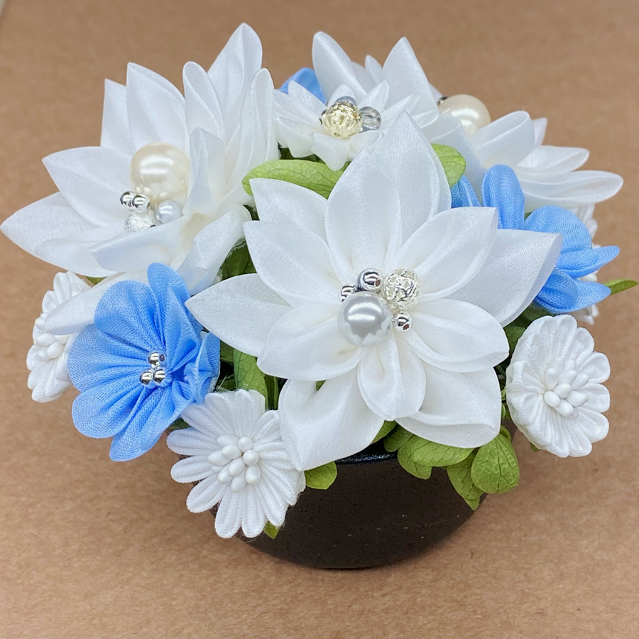 つまみ細工で祖母を偲ぶ供花を作りました - 和布・和生地・ちりめん