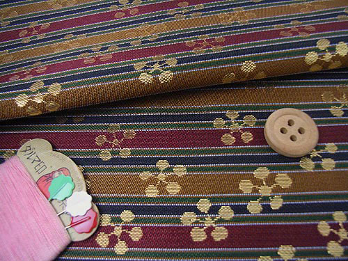 金襴生地(金らん) 横段に梅鉢(濃色)