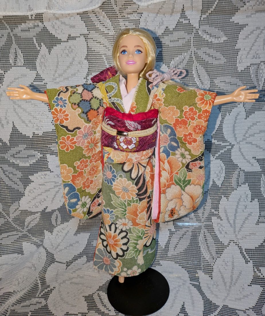 ちりめんと金襴で作った人形の着物 - 和布・和生地・ちりめん生地